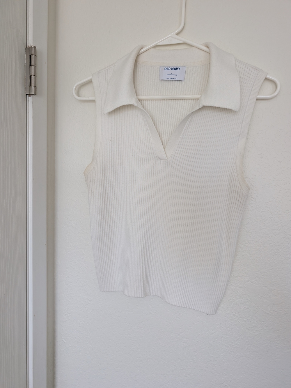 Old Navy Cream Ribbed Sleeveless V-Neck Polo Sweater